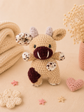 Vache beige au crochet faite main en laine chenille vue de face