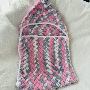 Nid d'ange bébé moucheté avec pompon au crochet